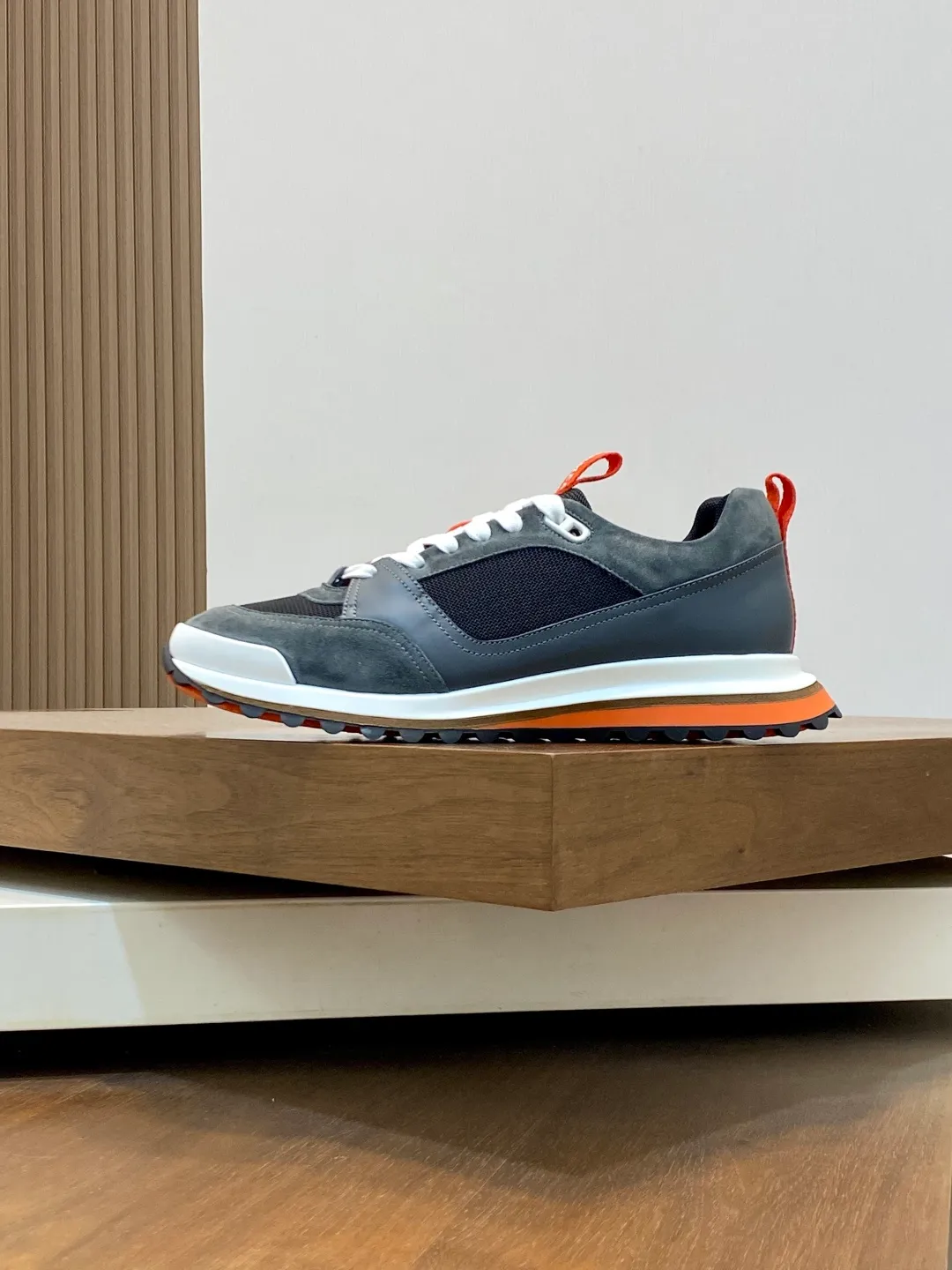 Men's men's shoes 💰700 HERMES/Hermès Leader sneakers! Tech twill, calfskin and suede goatskin sneakers featuring paneled multicolor twill, calfskin and suede. Lightweight geometric sole for a stylish urban look. Product details: White and orange rubber sole Black rubber sole with orange rubber insert Light natural leather insert White rubber toe cap Beige lambskin insole and lining Cotton strap, rubber lettering Sole height: 4cm Size: 39-40-41-42-43-44 (customized at 38.45)